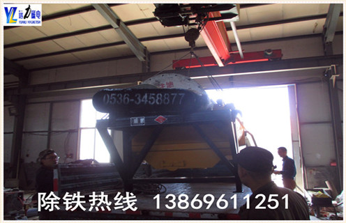 2.小型強磁磁選機的分選擇效果好  　　行簡單的小型磁選機. 采用磁分離專利技術還增加了分揀計劃,提高分揀精度,無論硬礦石軟,無論粗顆粒,細顆粒,所有類型的選礦機都可以自動調度,分選效果控制在許可范圍內.  　　3.遠力小型強磁磁選機創(chuàng)新產品  　　以燒結釹鐵硼"管包裹動態(tài)半封閉磁性系統"專有技術為中間,開發(fā)了一系列干式磁選機,時間一直是定型產品的發(fā)展：  　　4.小型強磁磁選機的處理量及型號  　　CTG-620干滾筒式粗軋機(粗軋設備可用于豐富河砂,砂鐵礦,鐵礦石等)處置量：100-125t / h  　　CTG-824干滾筒粗選機(粗機設備可用于豐富河砂,砂鐵礦,劣鐵礦等)處置能力：125-150t / h  　　CTG-8180干滾筒粗軋機(粗軋設備可用于貧礦,尾礦,河砂,鋼渣等)處置能力：50-80t / h